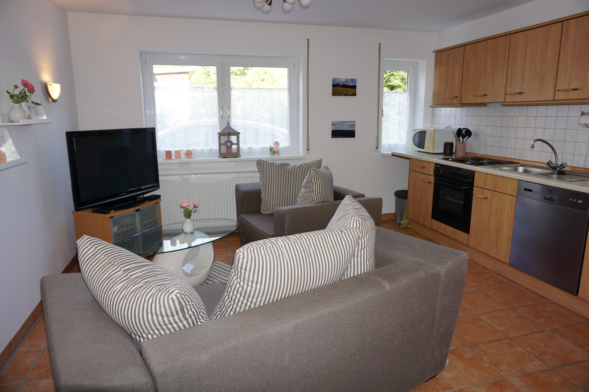 Wohnbereich und Teil der Küchenzeile mit Blick Richtung Fenster