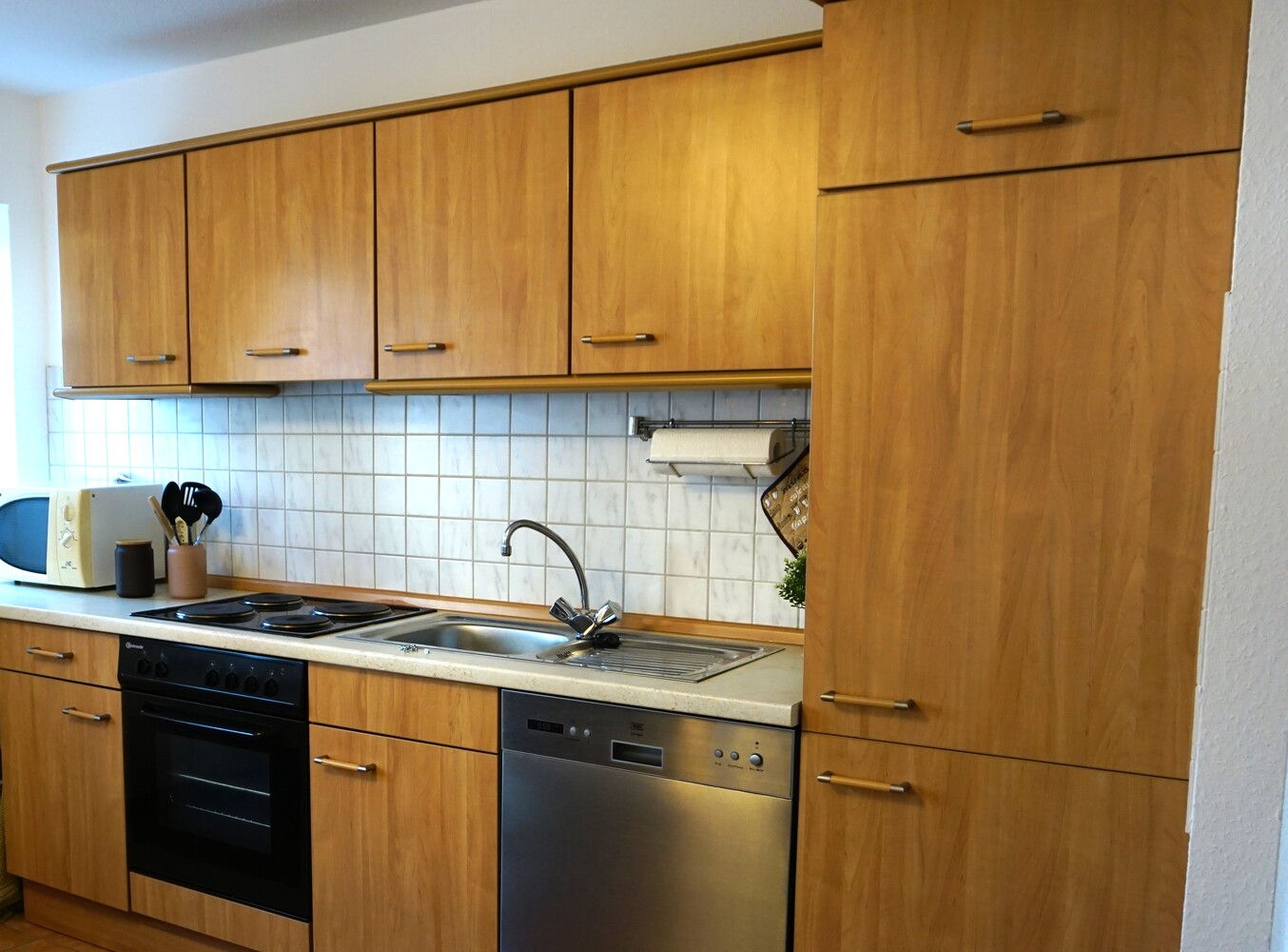 Küchenzeile mit Elektrogeräten