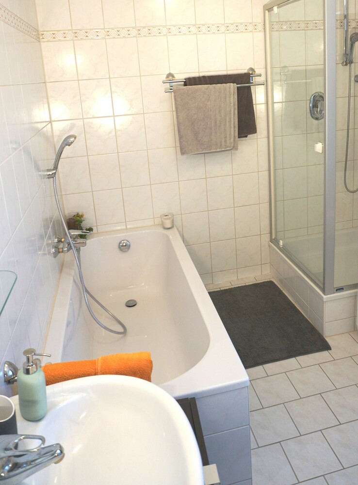 Badezimmer mit Wanne und Duschkabine