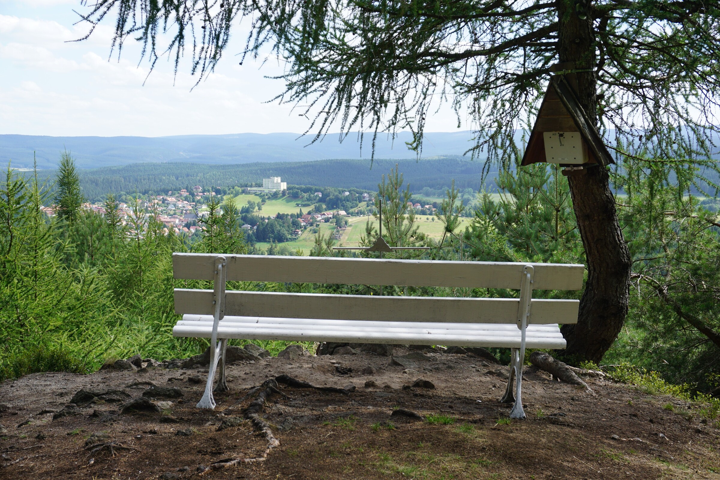 weiße Bank mit Blick über das Tal